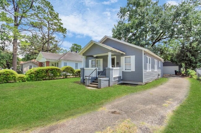 Building Photo - 806 Caplin St