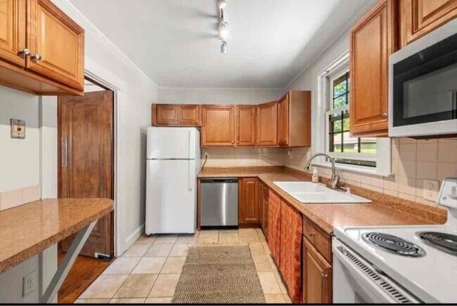 Foto del edificio - 18 Raymond Ave