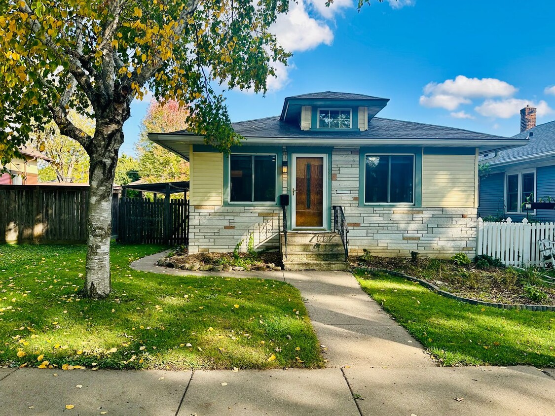 Foto principal - Elegant 2-Bedroom Single Family Home w/ Mo...