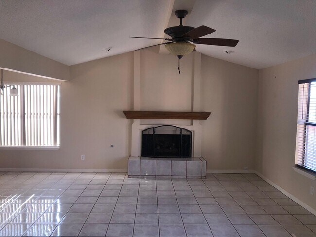 Foto del edificio - 230 Stern Dr