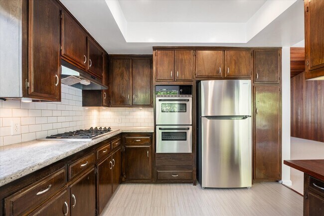 Foto del edificio - 1528 Rising Glen Rd