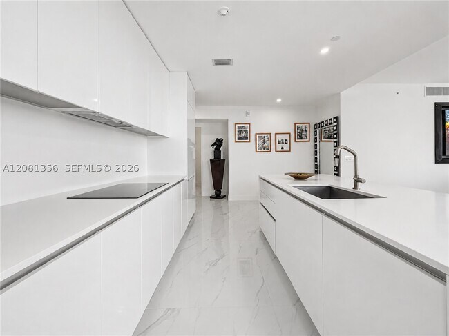 Foto del edificio - 700 NE 24th St