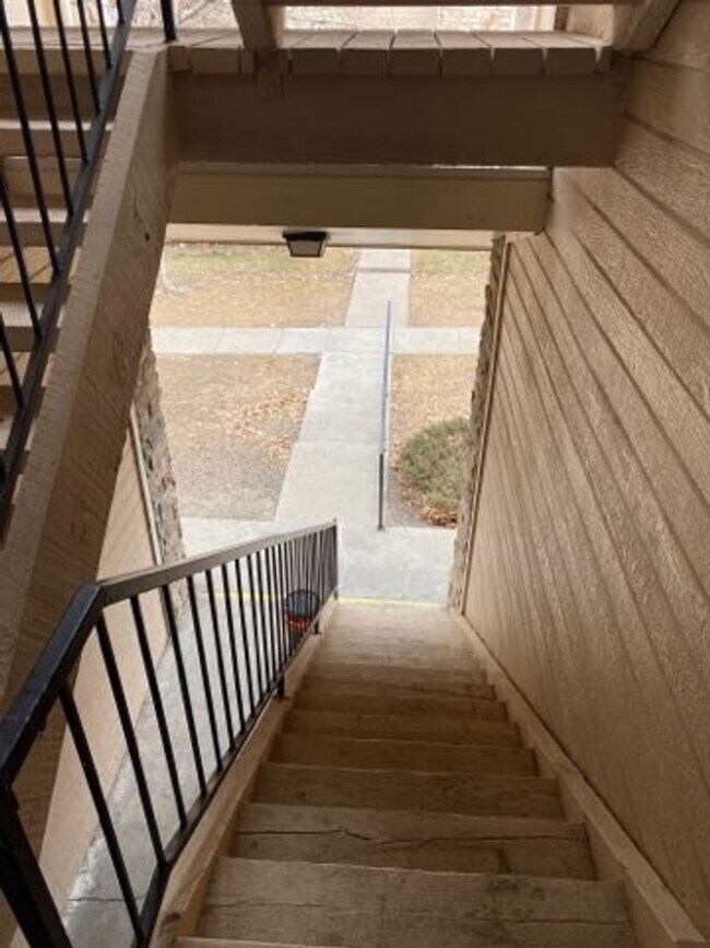 Building Photo - 2nd Floor 1bed/1bath with Laundry and Parking!