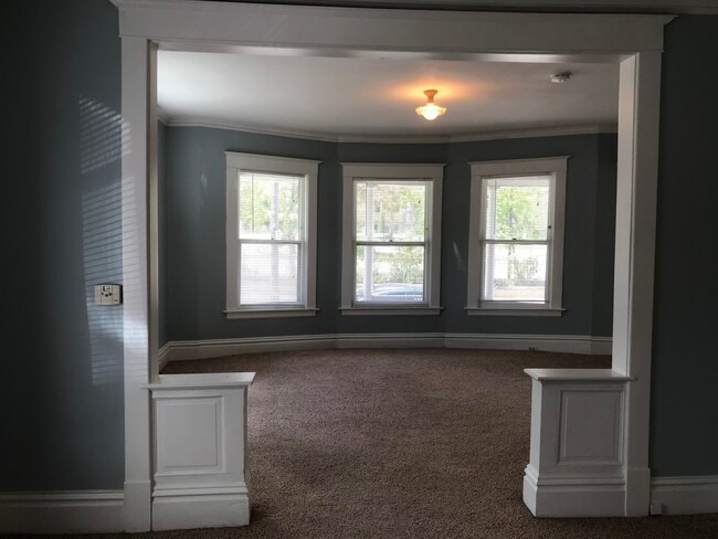 Building Photo - 128 Luton Ave SE