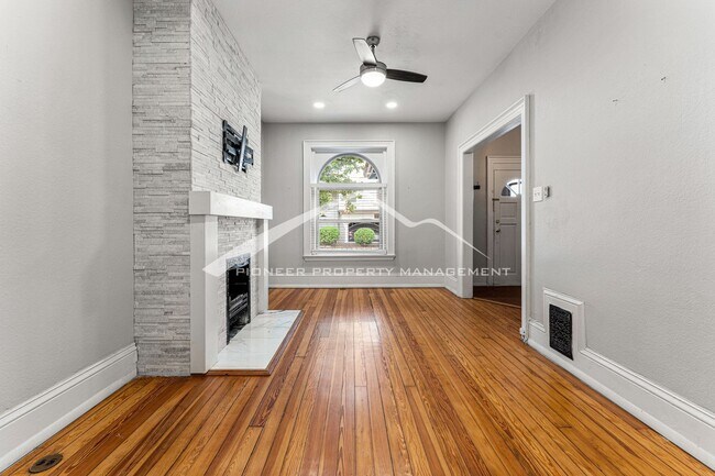 Foto del edificio - Lovely Townhome with Assigned Parking Space