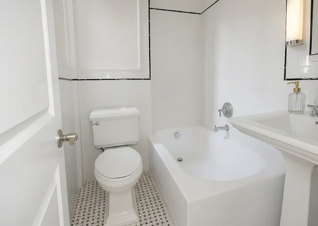 Building Photo - 212 E 63rd St