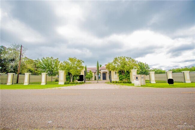 Foto del edificio - 8600 N Taylor Rd