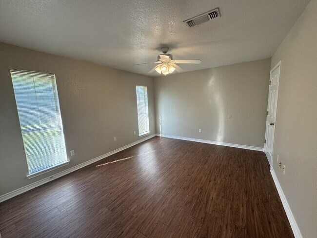 Building Photo - Lovely, traditional 2 bedroom 2 bath duplex!