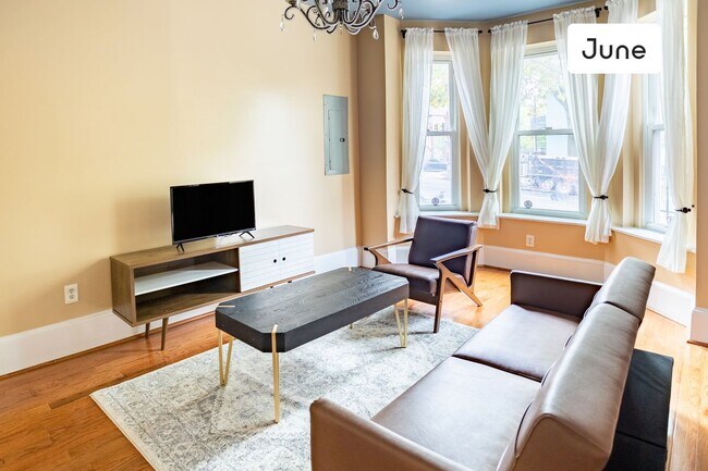 Building Photo - ROOM ONLY in 4-bed/3.0-bath Home