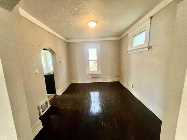 Building Photo - 13 E Glenwood Ave