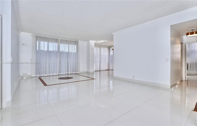 Foto del edificio - 3500 Mystic Pointe Dr