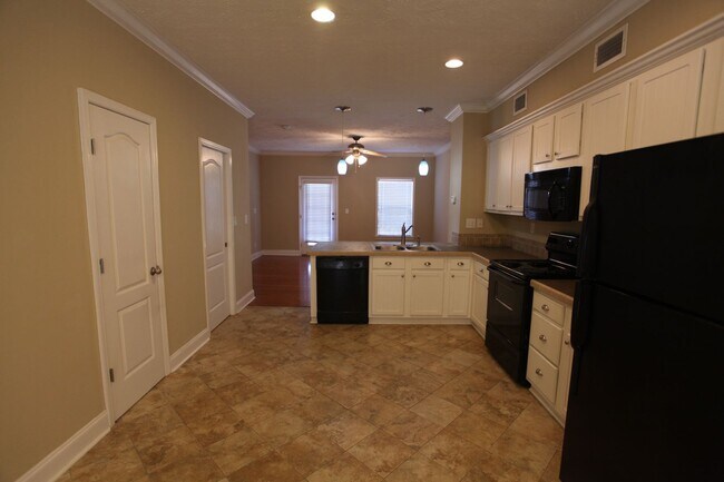 Foto del edificio - 2 Bedroom/2.5 Bath Available in July!