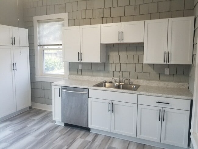 Building Photo - 133 S Buchanan St