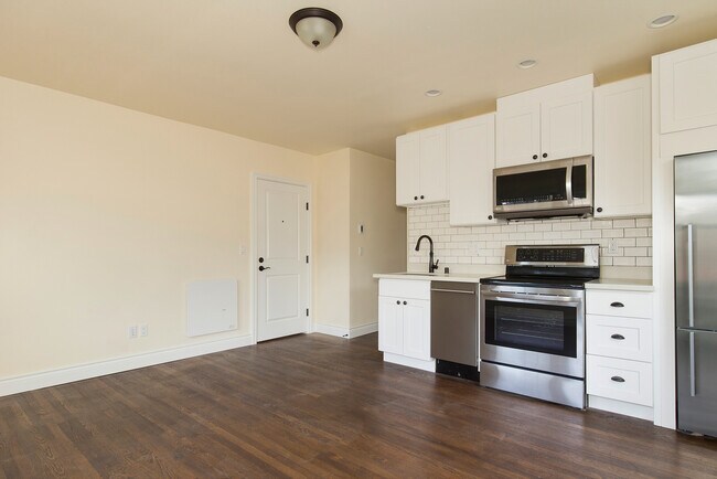 Building Photo - Charming 2 Bed / 1 Bath Top Floor, South-Facing Apartment w/ Roof Deck One Month Free Rent