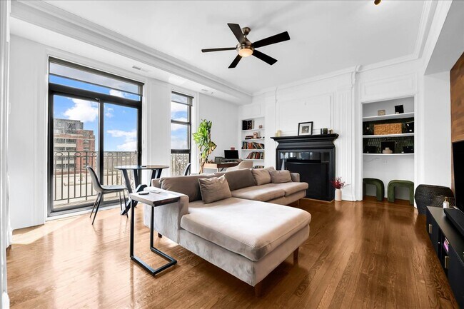 Foto del edificio - 2900 E Jefferson Ave