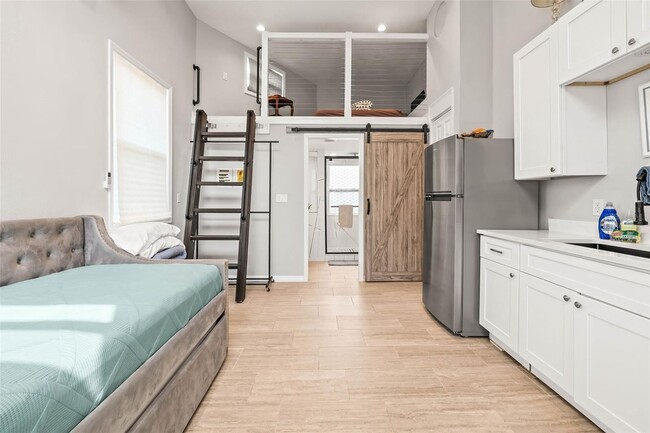 Building Photo - 2867 12th Ave N