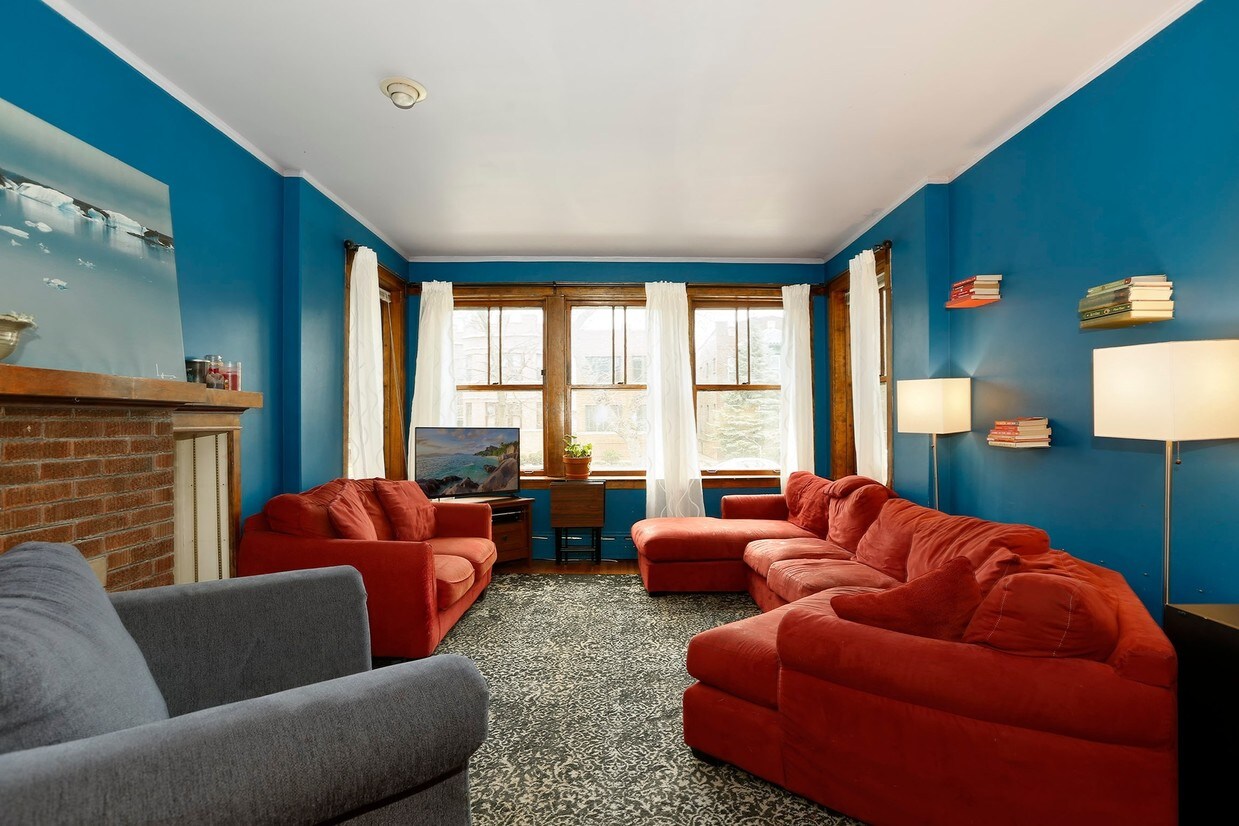 Living Room - 4432 N California Ave