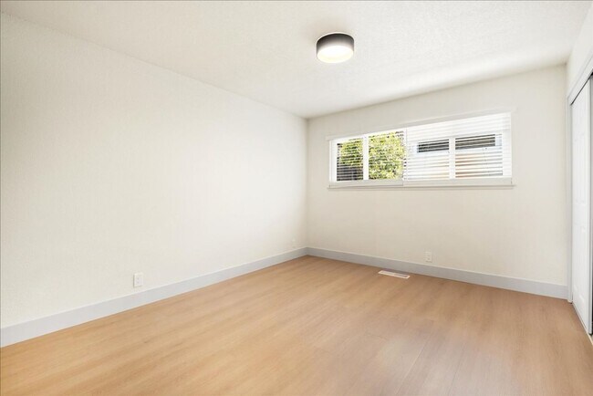 Building Photo - 10178 Alpine Dr