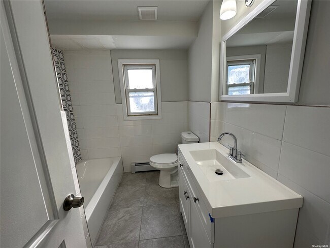 Building Photo - 236 Maple Pl