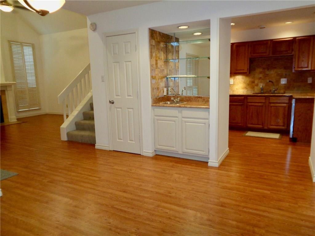 Kitchen and wet bar - 6146 Jereme Trl