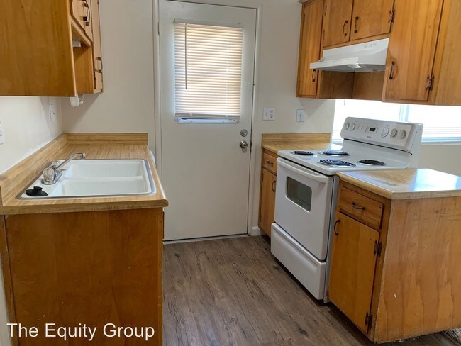 Building Photo - 808 E Kaweah Ave