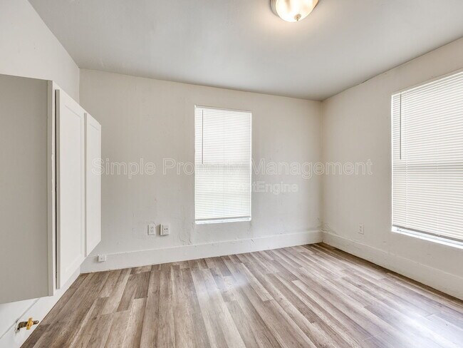Foto del edificio - 2413 S Youngs Blvd
