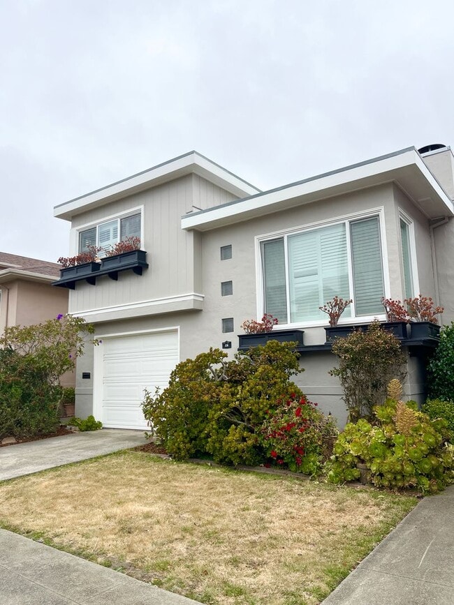 Building Photo - Spacious and Centrally Located, Pet Friend...