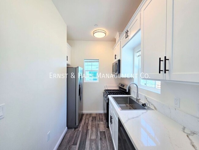 Building Photo - 4165 Country Club Dr