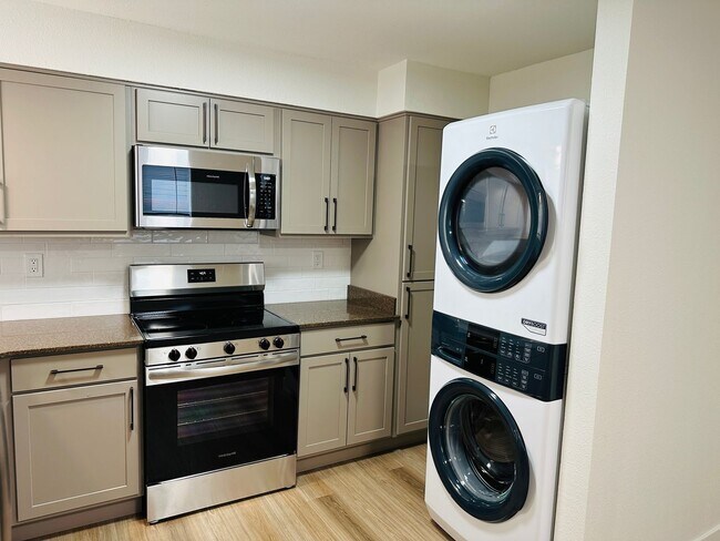Building Photo - Fresh Remodel, Pet Friendly 2 bedroom in B...