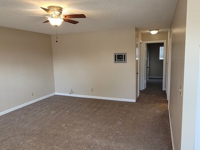 Sala de estar - 1301 Hemlock Ave