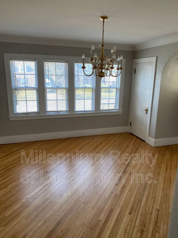 Building Photo - 74 E Iroquois Rd