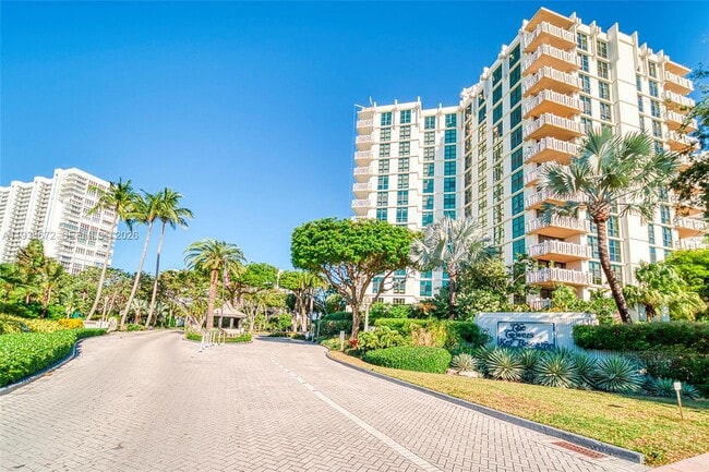 Foto del edificio - 1111 Crandon Blvd