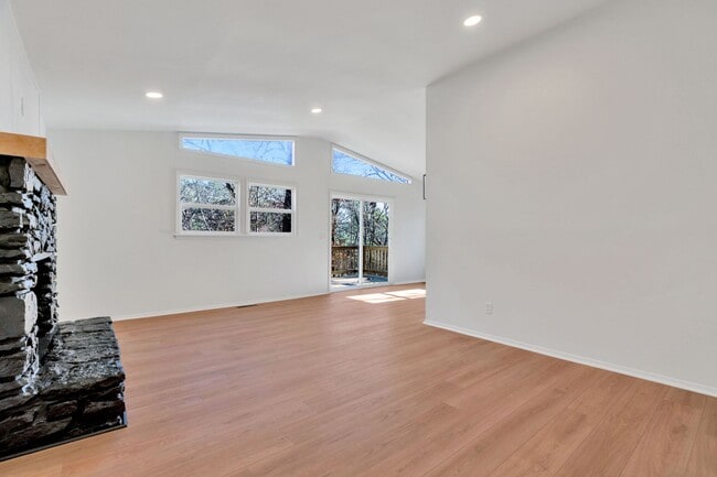 Foto del edificio - Freshly Remodeled 2 Bed 1.5 Bath home with large deck