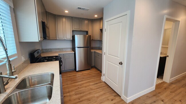 Building Photo - 1692 University Dr