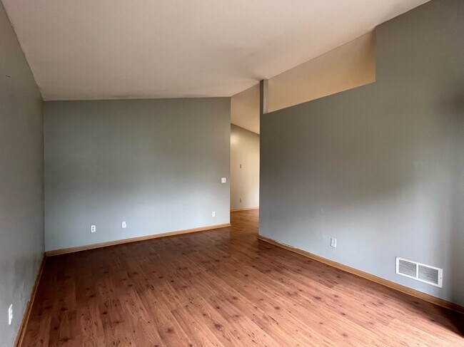 Foto del edificio - 5315 Garden Plain Ave