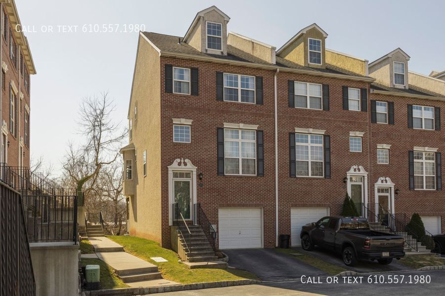 Foto principal - BEAUTIFUL BRICK TOWNHOME LOCATED IN FREEDL...