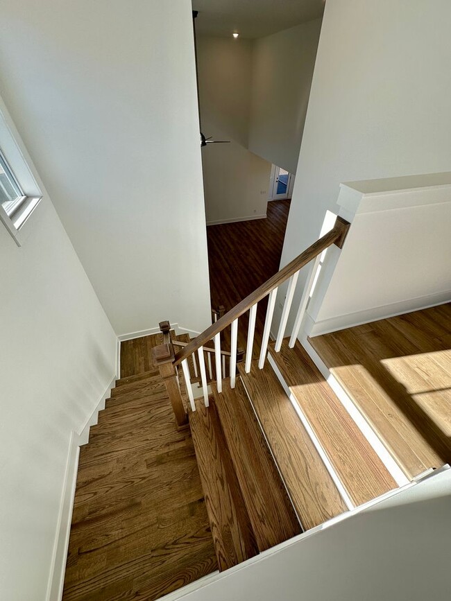 Building Photo - Charming 3 Bedroom Home