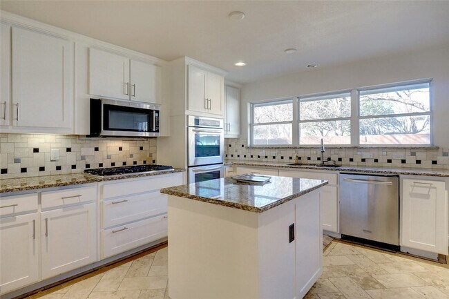 Foto del edificio - 5305 Emerson Ave