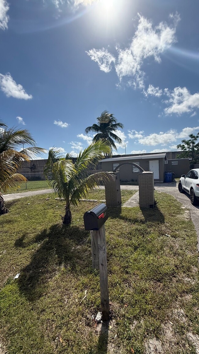 Building Photo - 1708 Lauderdale Manor Dr