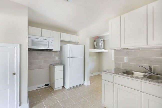 Building Photo - Beautifully Remodeled 1 Bed in Haymount!