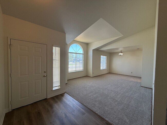 Foto del edificio - Spacious 4bed 2bath home in the Rio Linda/...