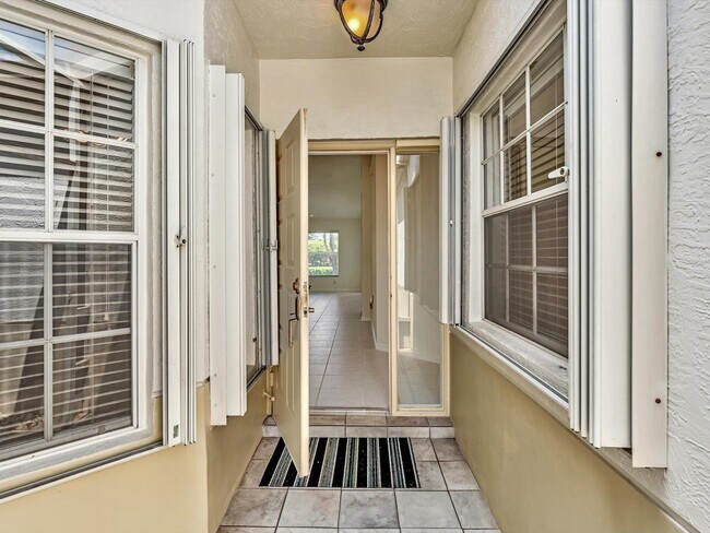 Foto del edificio - 6094 Lake Hibiscus Dr