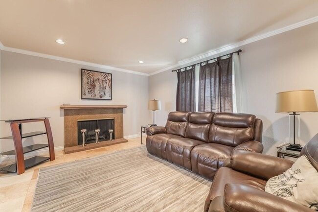 Building Photo - FURNISHED OR UNFURNISHED - Charming Townhome!