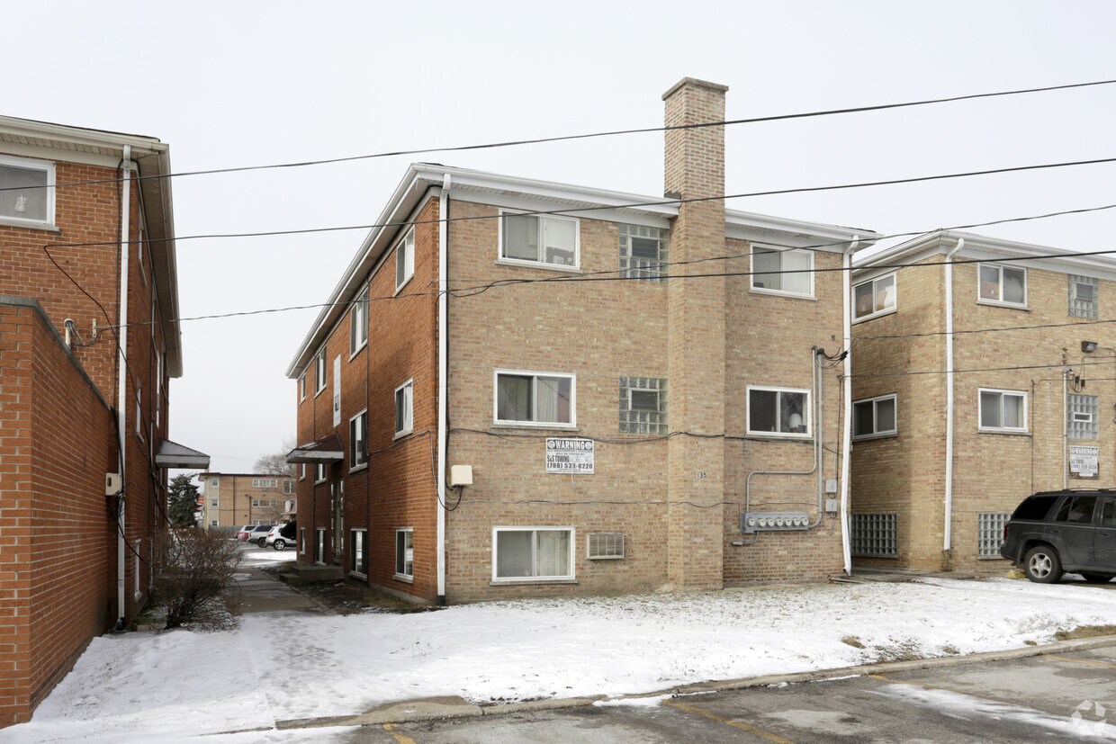 135 50th Ave, Bellwood, IL 60104 Apartments in Bellwood, IL
