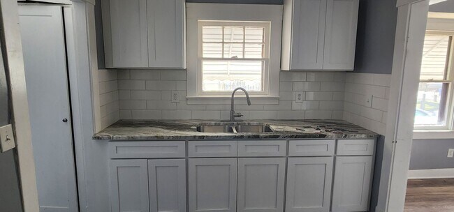 Building Photo - 3 bedroom 2 bathroom single family home