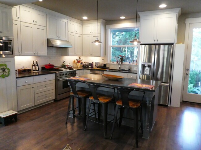 Building Photo - 1212 SE Harney St