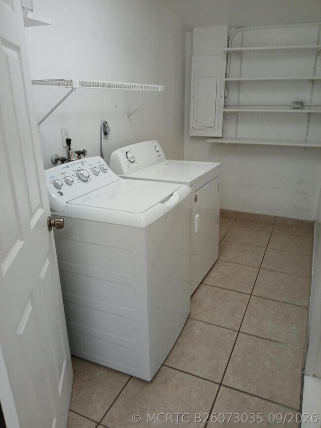 Foto del edificio - 3853 Van Cott Cir