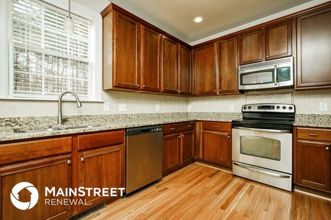 Building Photo - 165 Sutherland Dr