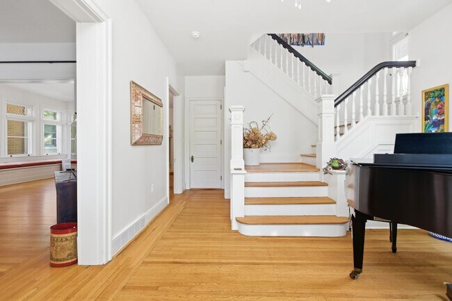 Foto del edificio - Stunning 5 Bedroom 2.5 Bathroom Home in Squirrel Hill
