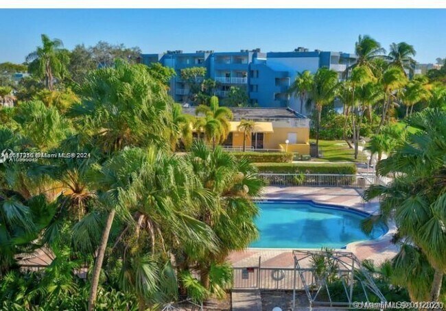 Building Photo - 9365 Fontainebleau Blvd